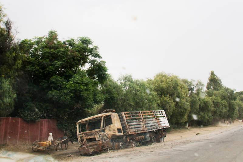 REVOLT. På vår bilresa från huvudstaden Addis­ Abeba och staden Dila har vi kunnat se flera utbrända lastbilar, rester från oroligheterna 2016.
