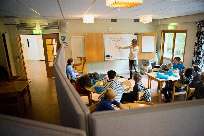  I Skogakyrkans samlingssal har man med hjälp av ljuddämpande vikväggar byggt upp två tillfälliga klassrum. 