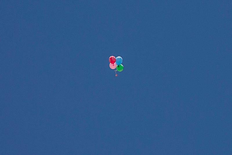 Palestinierna har skickat över brandbomber i form av ballonger – som vållat mer än 400 markbränder i södra Israel.