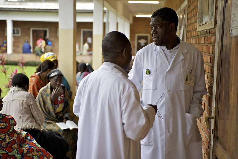 Nobelpristagaren och läkaren Denis Mukwege tillsammans med en kollega vid Panzisjukhuset i sydöstra DR Kongo.