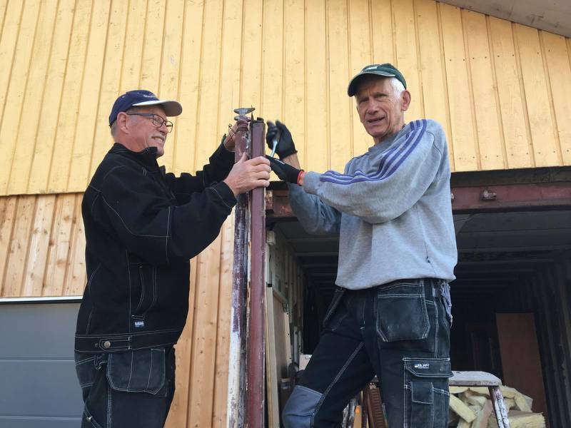 Svenska seniorvolontärer hjälper till med reparationer vid ett kristet hjälparbete i Marghita i Rumänien. Till vänster Ingvar Sandolf från Rydaholm och till höger Anders Elander från Holsbybrunn.