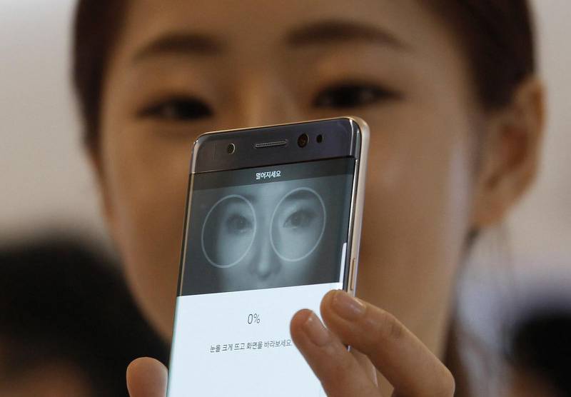 Dominik Terstriep varnar i sin text för övervakning av våra ansikten. På bilden ser vi en kvinna demonstrera tekniken med ögonskanning i en mobiltelefon. 