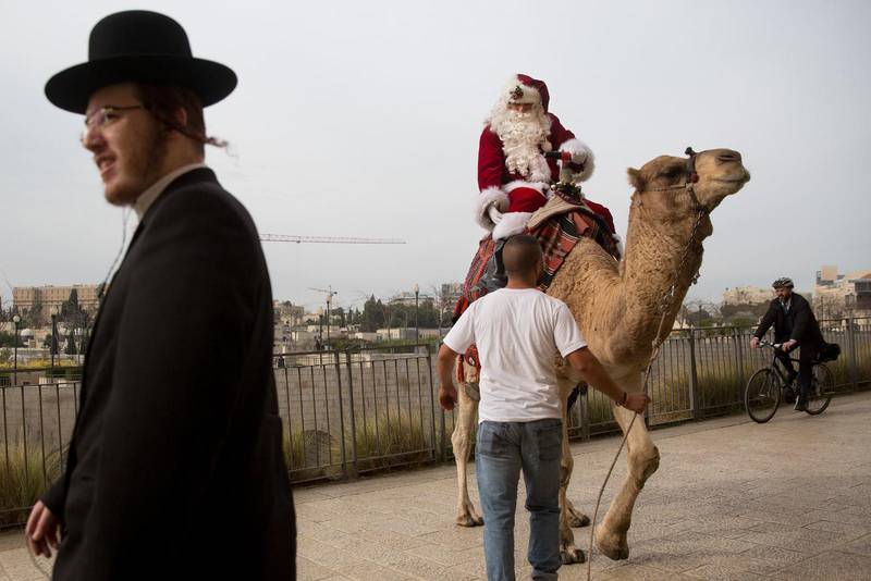 Julfirandet tar sig olika uttryck runtomkring i världen, med både den kristna julberättelsen, tomtar och stor kommers. Här från Israel där julfirandet syns mitt i det judiska samhället.