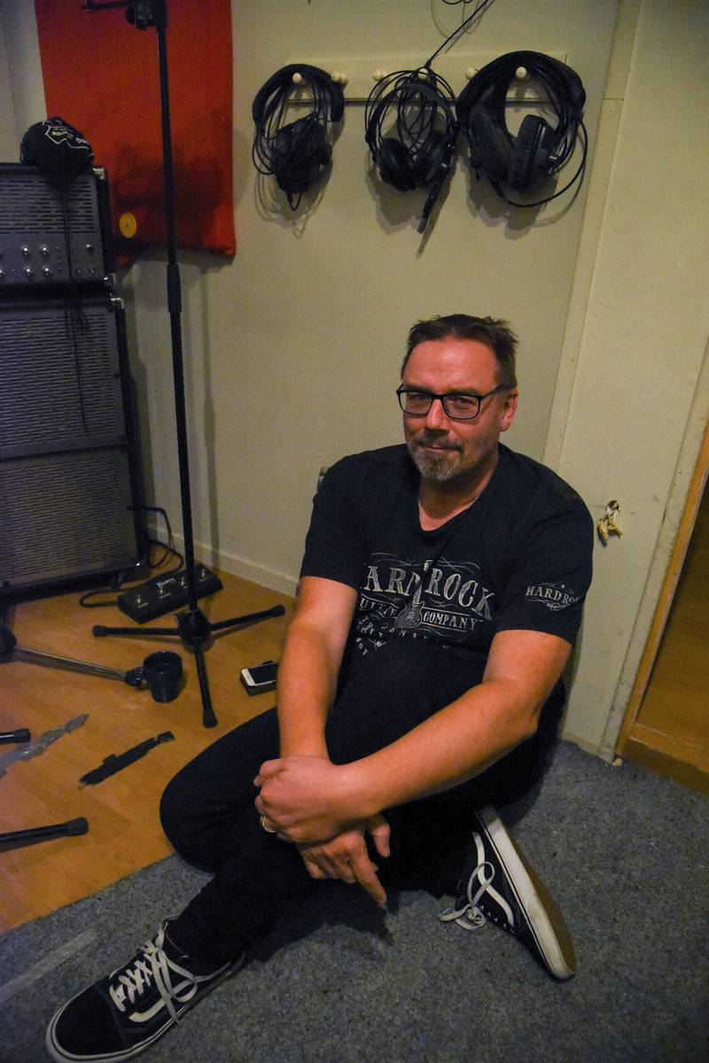 Simon Ådahls grupp ”Larm” släpper nya frimodiga albumet ”Tala är guld”.  Urban Thoms besökte albuminspelningen i Gävle.