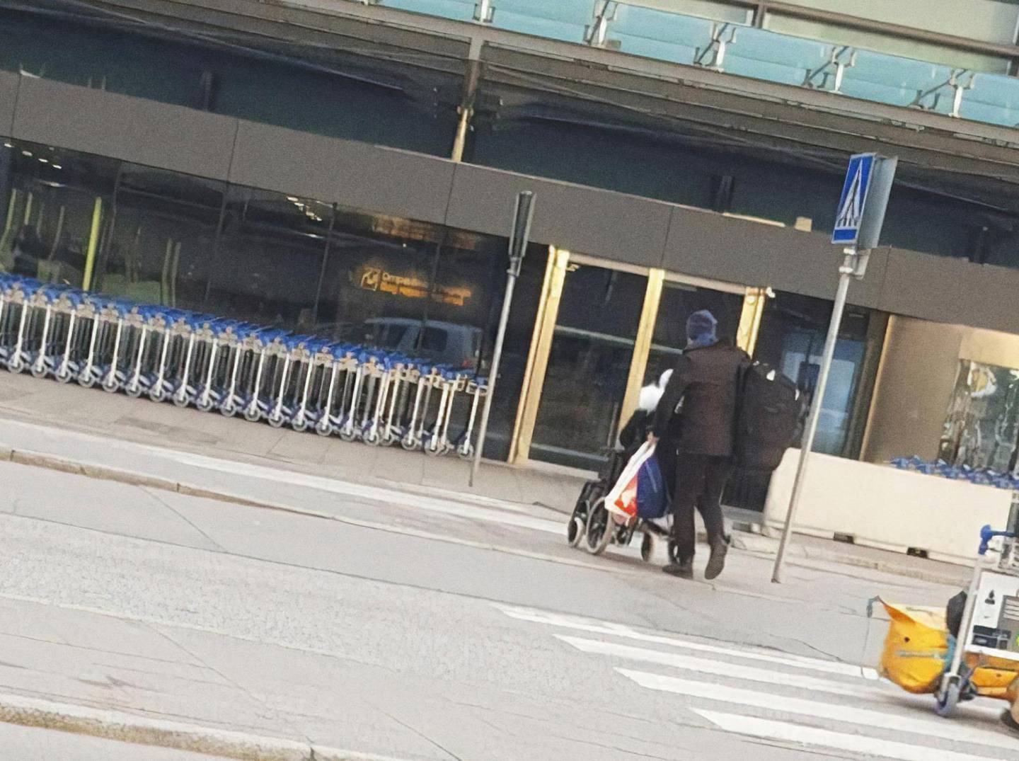 Fartun körs i rullstol till avgångsterminalen på Arlanda.