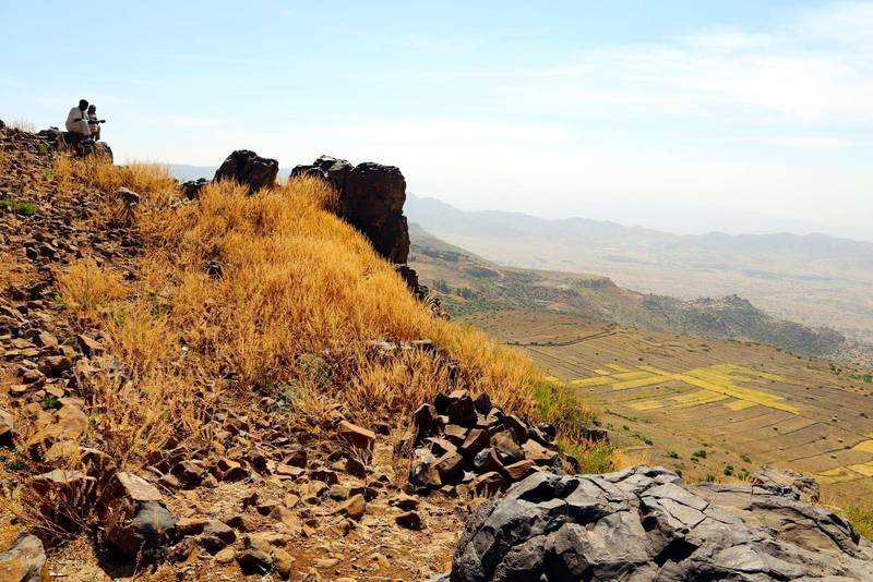 Här nere bortanför dalen går gränsen till Eritreas ärkefiende Etiopien där många av de sista stora slagen under kriget 1998 utkämpades. Ett kallt krig pågår fortfarande mellan länderna.	Foto: Tomas Härenstam / TT