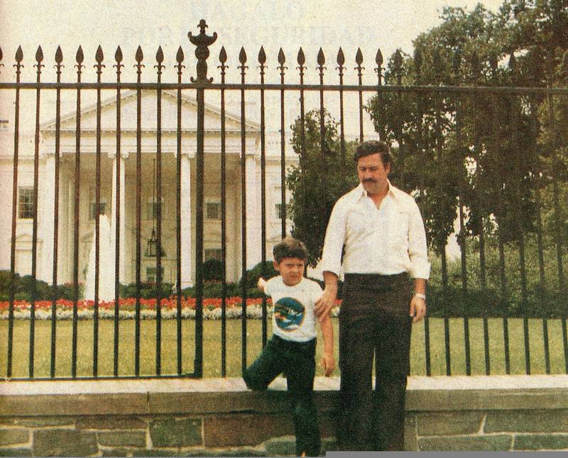 Juan Pablo Escobar, eller Sebastian Marroquin som han numera heter, tillsammans med sin far Pablo Escobar.