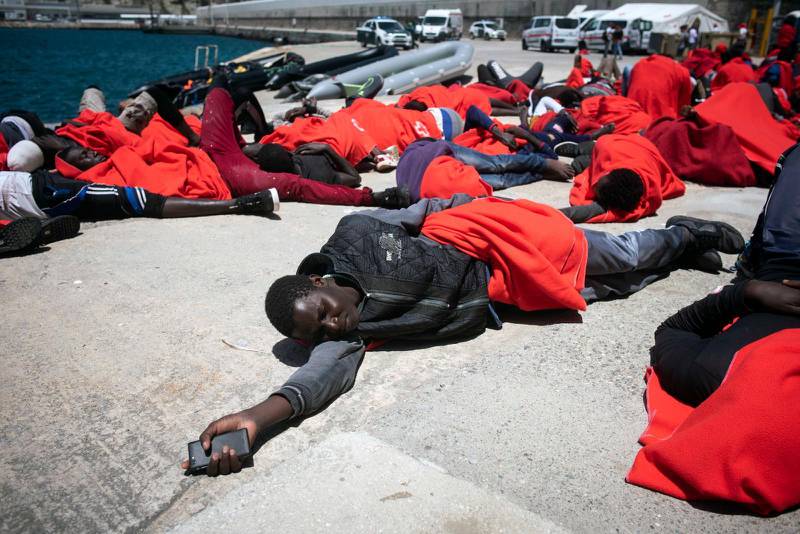 Räddade. De här migranterna nådde tryggheten i Spanien efter en vådlig färd över Medelhavet. Tusentals andra mister däremot sina liv så länge säkra flyktvägar saknas.