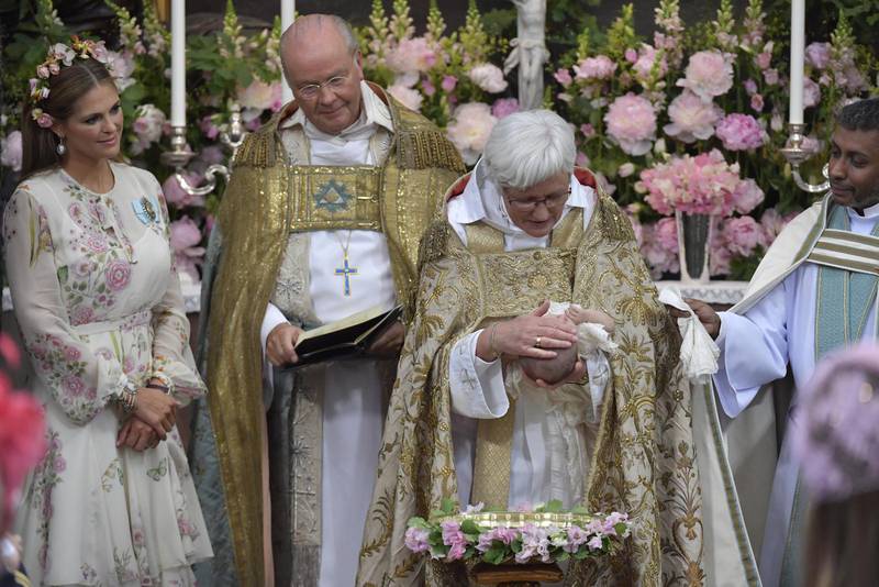 Svenska kyrkans ärkebiskop Antje Jackelén förrättar dopet av prinsessan Adrienne.
