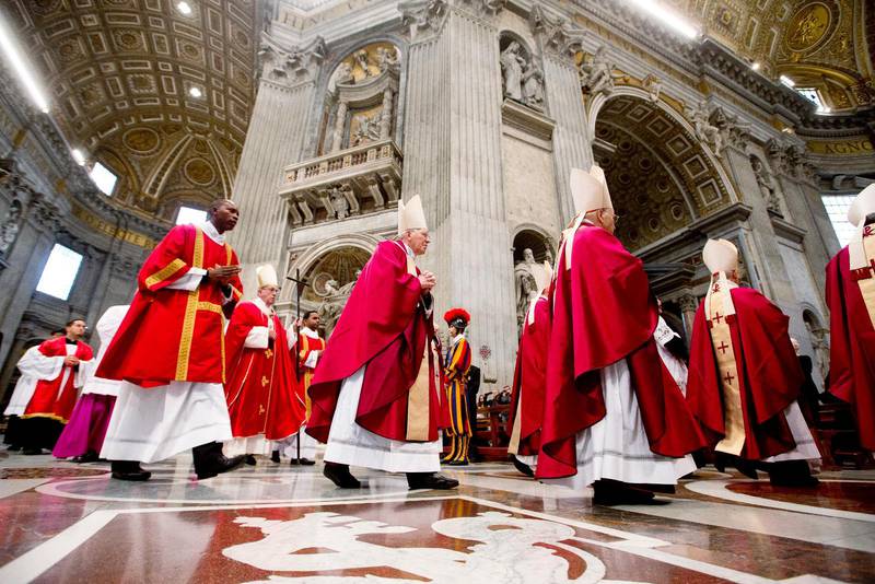 Påven Franciskus anländer till Peterskyrkan för att fira mässa.