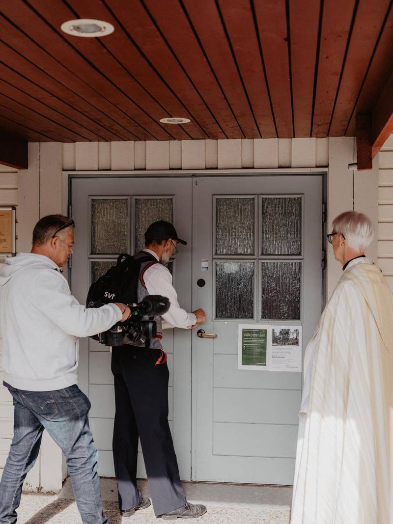 Kyrkovärden Martin Lundström låser dörren till Böleängskyrkan för sista gången.