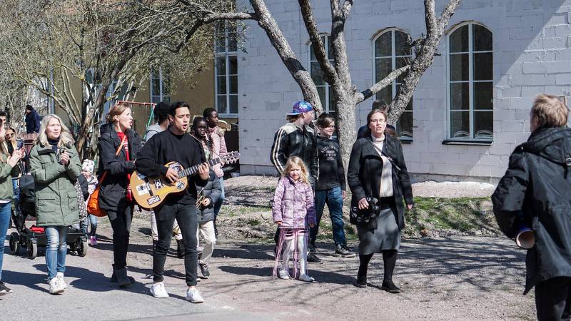 På marsch från Klippans lokal till Kyrkelund för att fira nya lokalen.