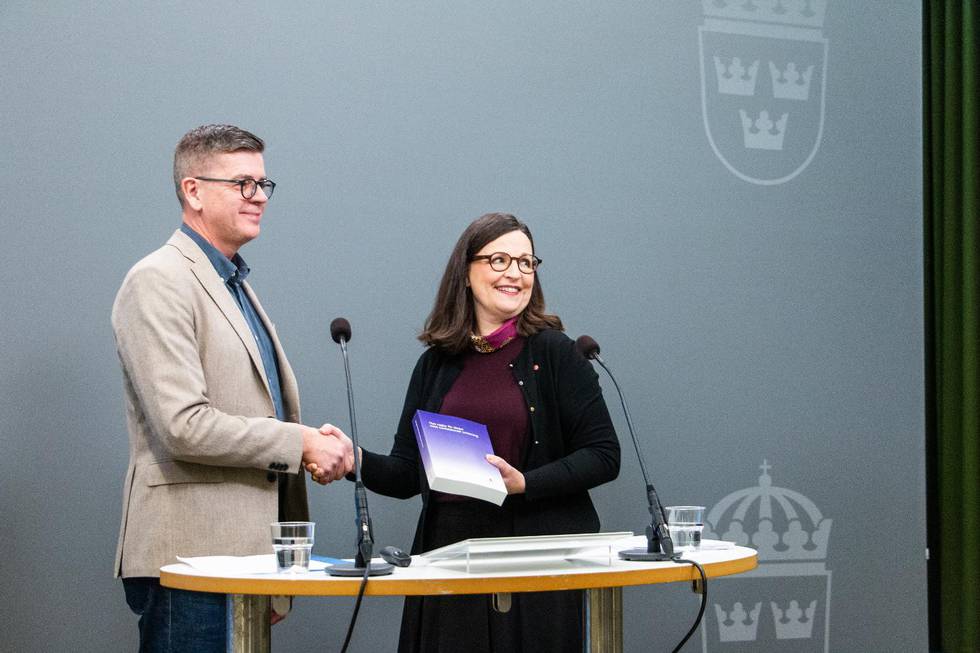 Lars Arrhenius lämnar över utredningen om konfessionella friskolor till utbildningsminister Anna Ekström (S).