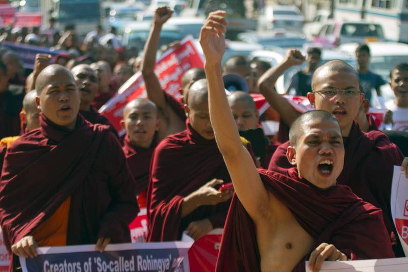 Buddhistmunkar i Burma demonstrerar.