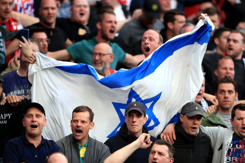 Tottenham Hotspurs-supportrar med israeliska flaggan under den första semifinalen mot Ajax som gick av stapeln den 30 april i Amsterdam.