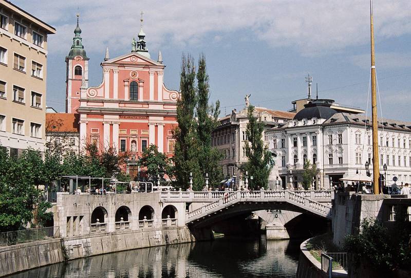 Trippelbron i Ljubljana med Fransiskanska bebådelsekyrkan i bakgrunden.