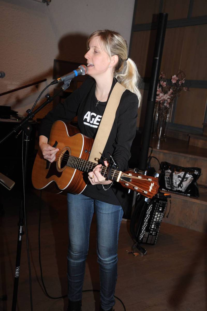 Emilia Lindberg med sin gitarr sjöng ut budskapet om Jesus.