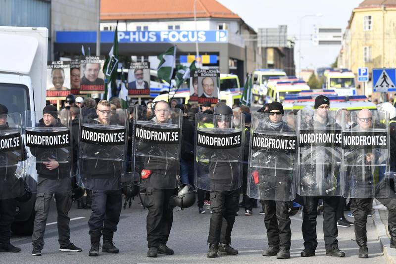 Demonstranter från Nordiska motståndsrörelsens (NMR) i Göteborg i september.