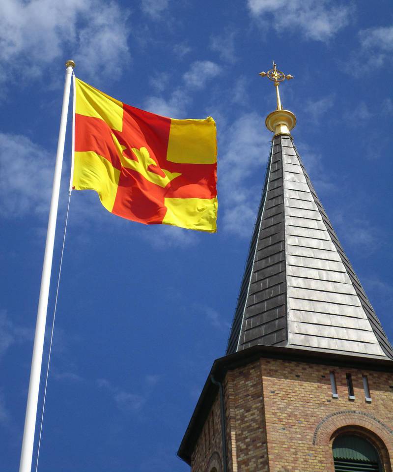 Även om statskyrkan har avskaffats finns fortfarande en lag som gör att Svenska kyrkan får en särställning. Detta ogillas av frikyrkorna.