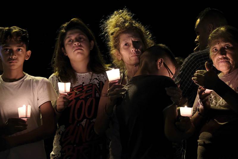 På kvällen efter skjutningen i baptistkyrkan samlades många till en minnesstund för offren.