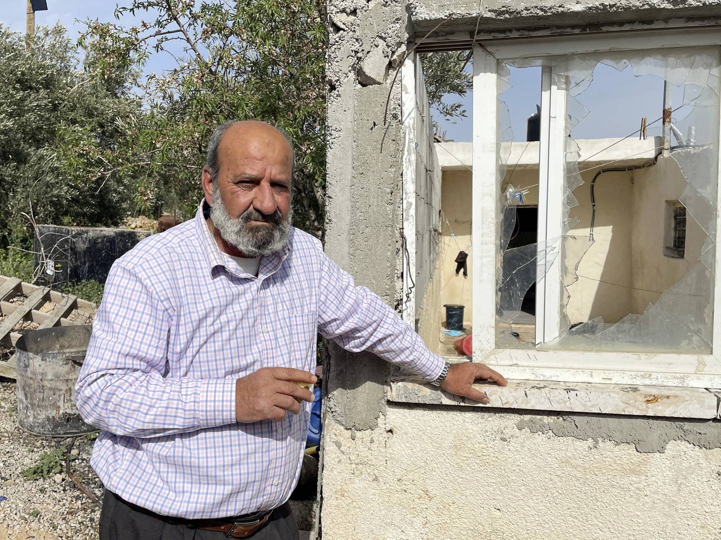 TURMUS AYA, Västbanken. Palestiniern Joudeh Awad visar sitt hem som attackerats av bosättare.