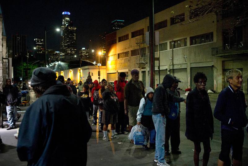 KÖ TILL GRATIS MAT. Allt fler i USA är hemlösa. Här väntar människor på att få ett mål mat i centrala Los Angeles.