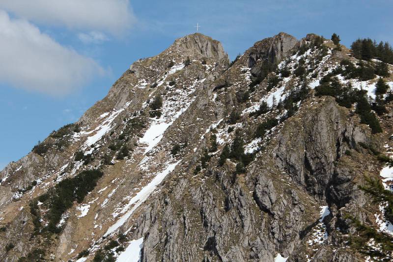 Ser du korset? Toppen på Tegelberg ligger 1730 meter över havet och pryds med ett kors.