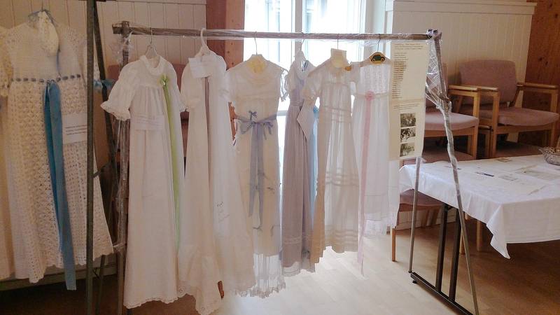 Utställning av dopklänningar i Malmbäck.