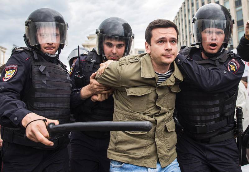 Polisen griper en rysk oppositionsaktivist vid en demonstration mot korruption i Moskva i måndags.