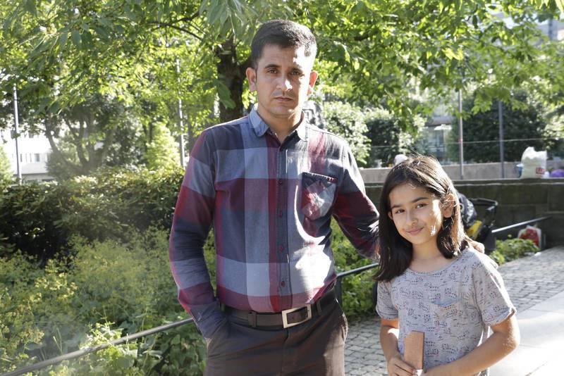 Pappa Nasir med dotter Nilufar som drömmer om att få stanna i Sverige och bli läkare.