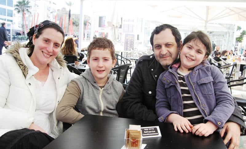 Mamma Valérie, Eytan, pappa Bernard och Noemie Sellem från Paris överväger att flytta till Israel