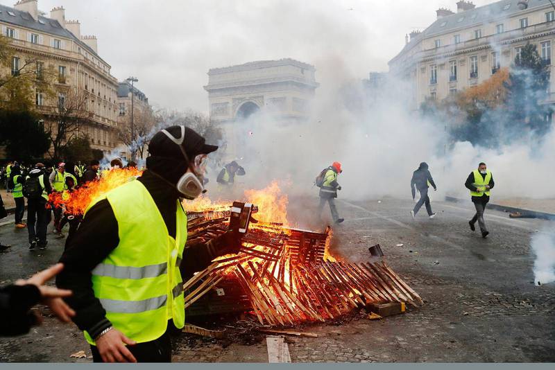 Demonstranter har blockerat en gata nära triumfbågen, Paris.