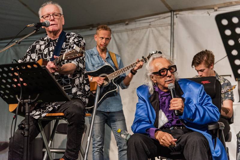 Målle Lindberg, 93, sjöng i Vekkelseteltet i Stockaryd tillsammans med Emilia Lindberg, Lindbergarna och Andreas Nielsen. (24 augusti 2023)