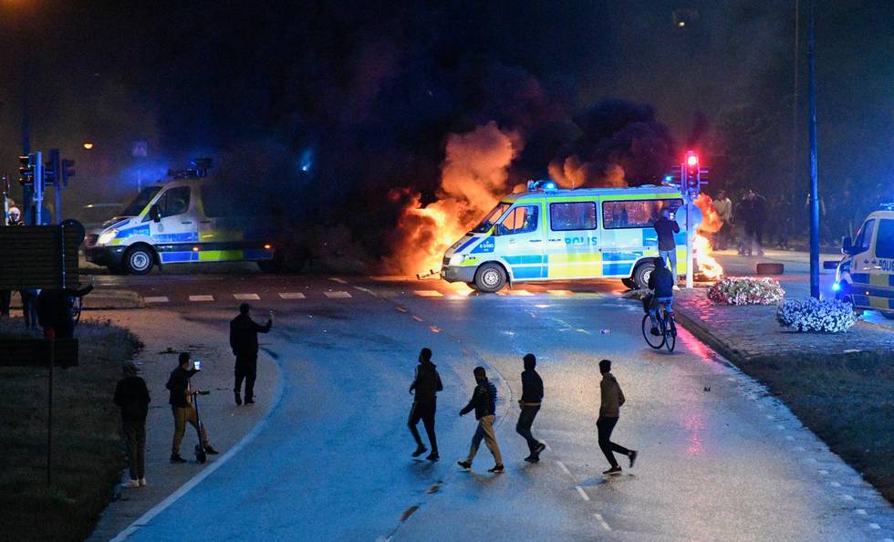 Slut upp kring polisen för att få stopp på den synnerligen allvarliga våldsutvecklingen. Bilden: Polis skingrar demonstranter som deltar i upploppet på fredagskvällen i Malmö.
