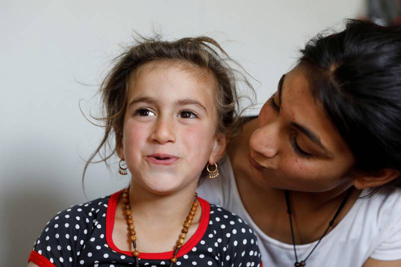 Christina tillsammans med sin syster i ett flyktingläger i Erbil.
