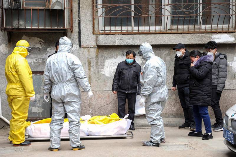 Kroppen från en död person förs bort i Wuhan, 1 februari.
