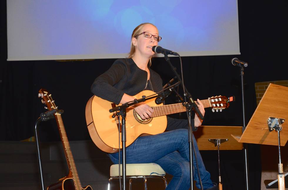 Utbultstipendiaten Malena Furehill sjöng en egen visa till gitarr.