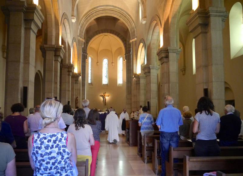 Besökare är välkomna att delta i mässan i den nästan extremt avskalade kyrkan.