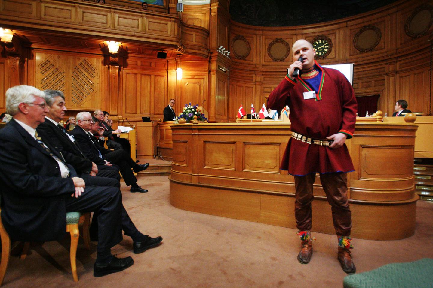Jörgen Stenberg jojkar vid öppnandet av Nordiska Rådets session i Stockholm.