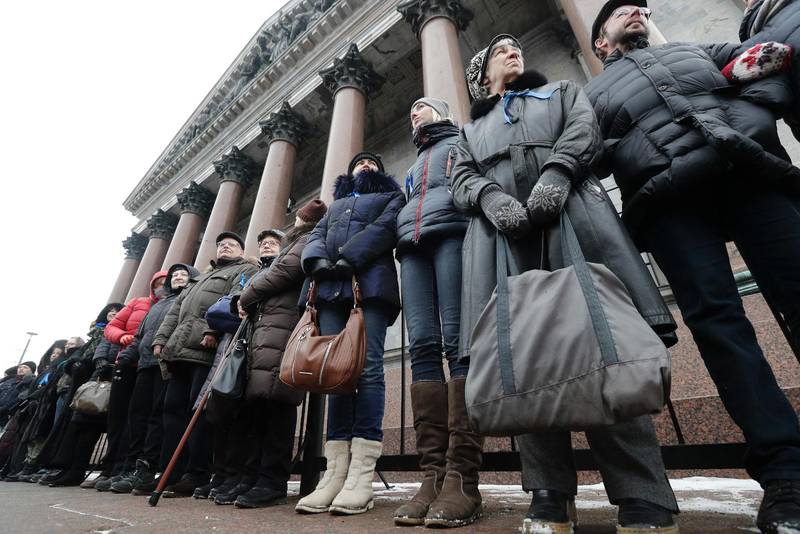 Cirka 2 500 personer protesterade i Sankt Petersburg söndagen den 12 februari mot beslutet av stadens myndigheter att lämna över stadens landmärke, Isakskatedralen, till den rysk-ortodoxa kyrkan.