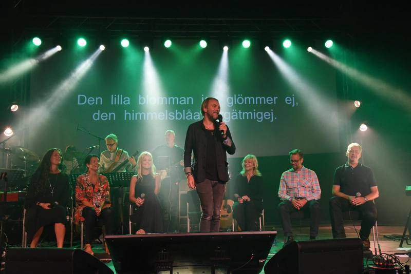 Michael Jeff Johnson var försångare i Theofil Engströms sång "Gud i naturen".