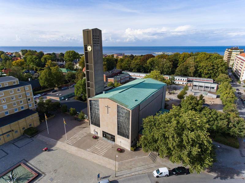 S:t Andreas kyrka i Malmö invigdes första advent 1959. Nu måste dock kyrkans klocktorn rivas eftersom betongen håller på att vittra sönder.