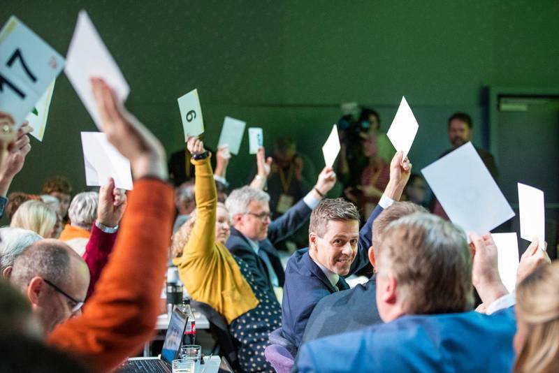 Det blev en mycket jämn omröstning på fredagens extraordinära landsmöte för norska kristdemokrater - som till sist valde bort den föreslagna vänstersvängen.