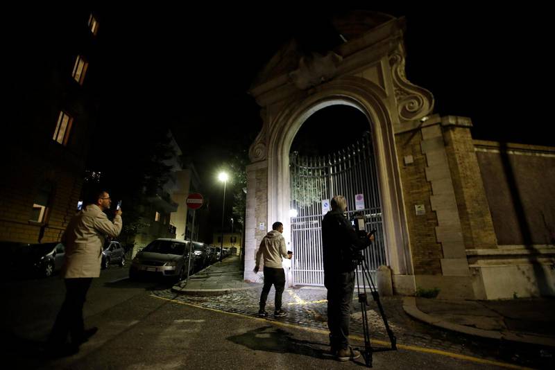 Reportrar samlas utanför Vatikanens ambassad i Rom där hantverkare hittat mänskliga kvarlevor.