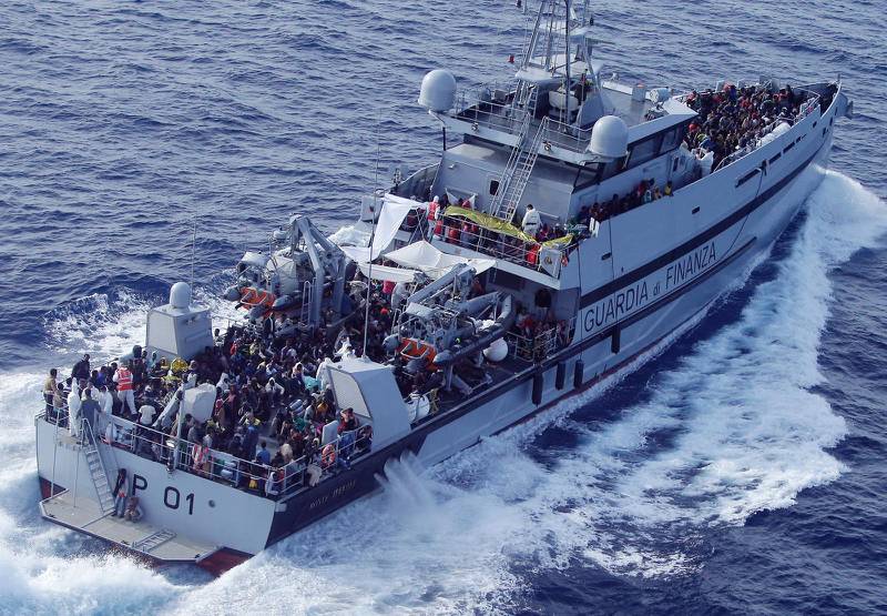 Räddade invandrare på väg till Italien i en av Frontex Triton patrullbåtar.