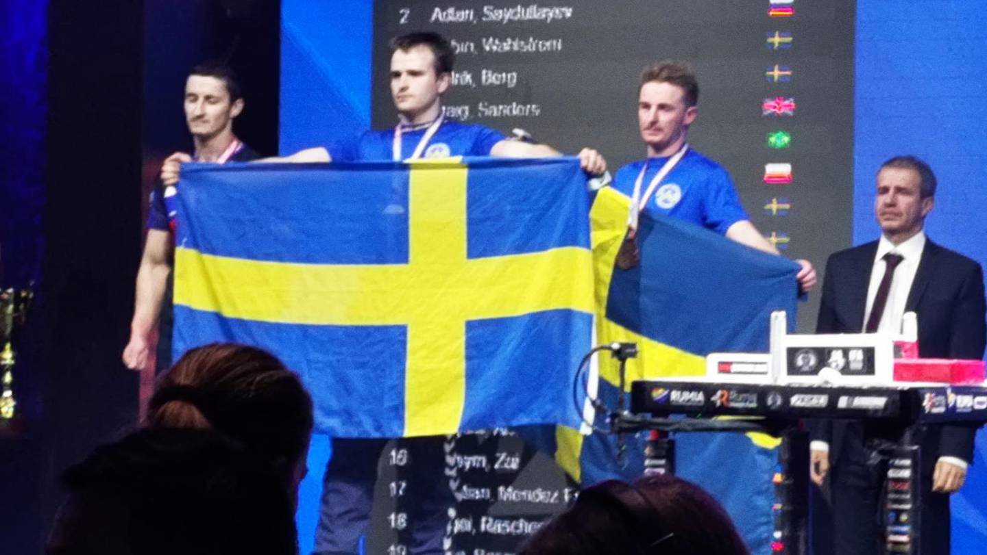 I lördags blev Johannes Andersson världsmästare viktklassen minus 78 kilo höger arm vid VM i Rumea i Polen. I finalen slog Johannes (i mitten på bilden) Adlan Saydullayev från Ryssland (till vänster).