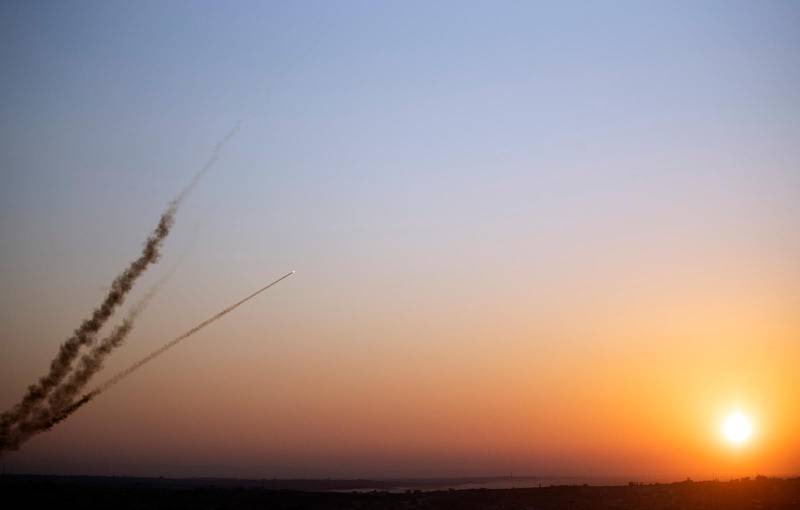 Under dagen har mängder med raketer avfyrats inifrån Gaza mot Israel.