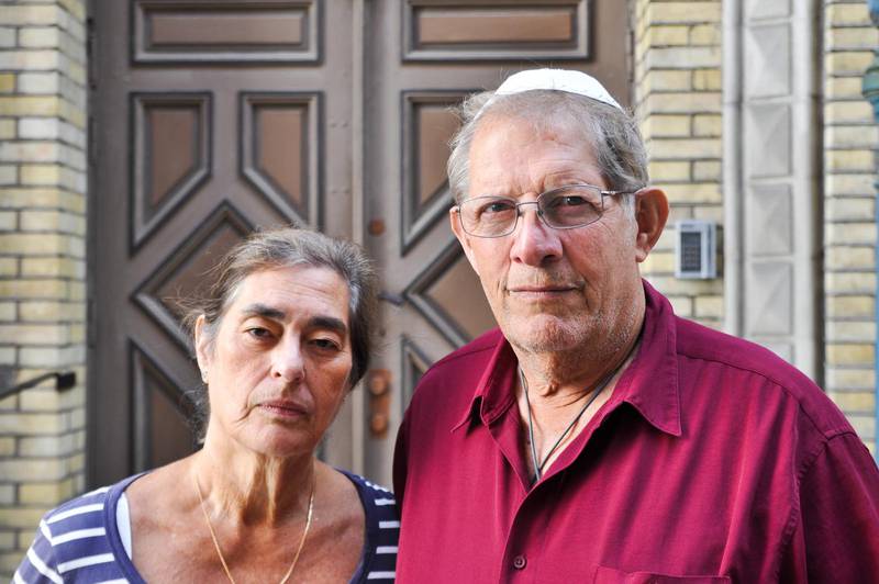 Eva och Davids två familjer blev hårt drabbade av Förintelsen. Nu upprörs de över den planerade nazistmarschen som kommer passera i närheten av synagogan.