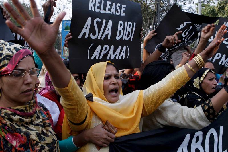 Demonstranter som vill se Asia Bibi fri. 	