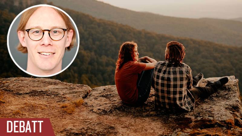 Ungt par sitter på en hög kulle med överblick över en skogsbeklädd dal. Infälld bild på Olof Edsinger.